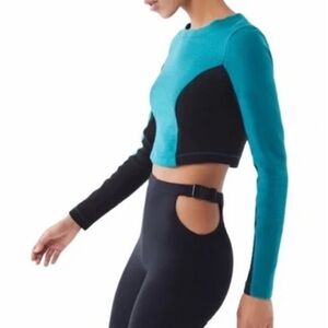 💚5/$25 Urban Outfitters Nikita Turquoise and Black Long Sleeve Crop Sz M